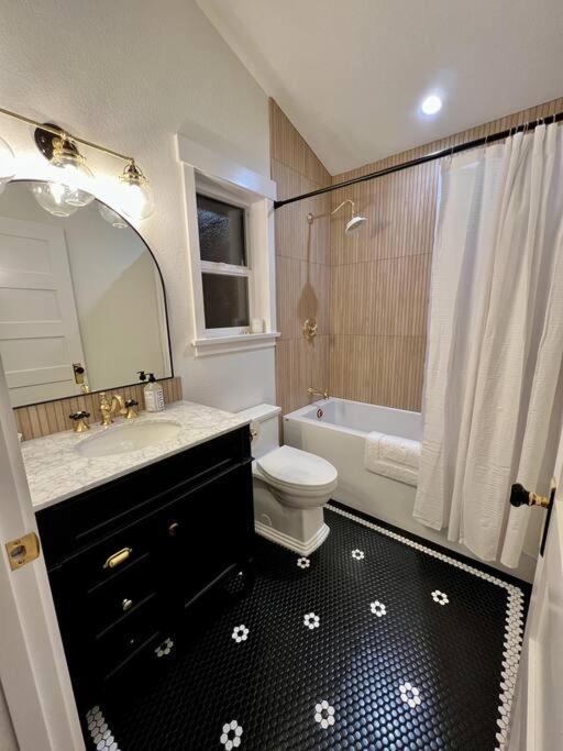 סאלם Brand New Custom Built Cottage In Downtown W/Pool! מראה חיצוני תמונה